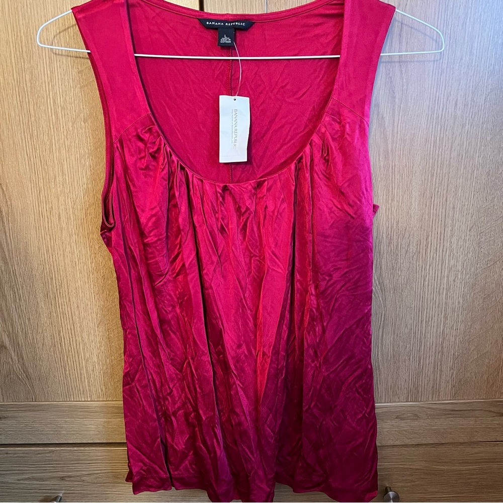 Banana Republic silky stretchy material raspberry color dressy top blouse BNWT
